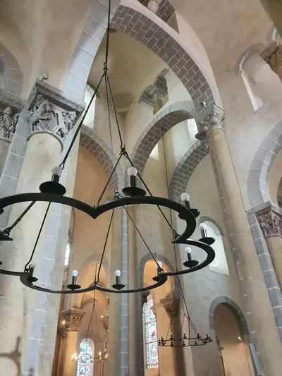 voûtes en berceau et lustre noir