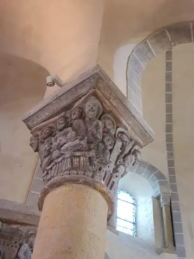 chapiteau représentatif église romane de Saint-Nectaire