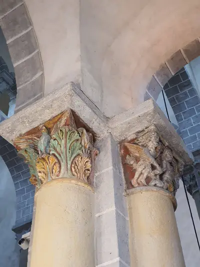 chapiteaux polychromes dans l'église de Saint-Nectaire
