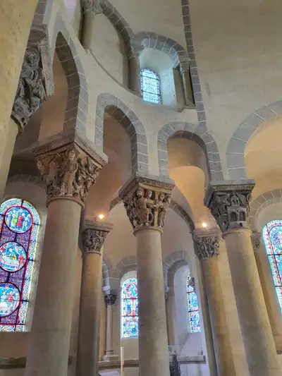 piliers avec chapiteau de l'église romane de Saint-Nectaire