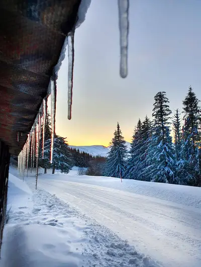 stalactites de glaces tombant d'ne toiture