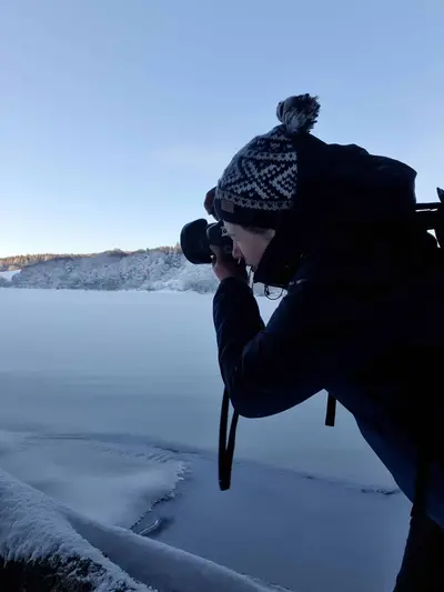 florandophoto en train de photographier le lac de guéry enneigé