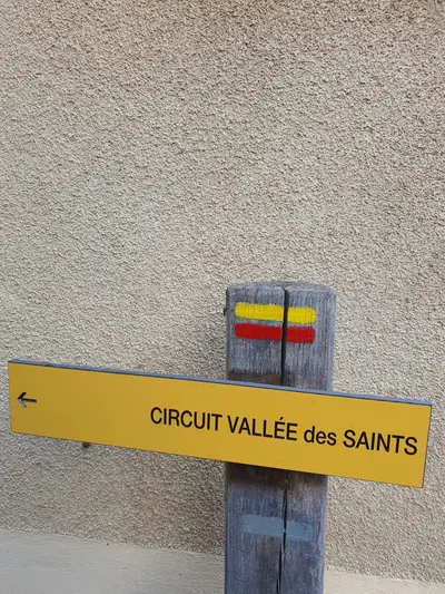 panneau indiquant la direction de la vallée des saints