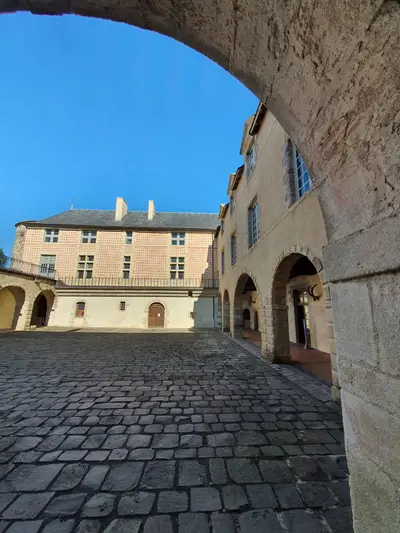 cour pavée du château