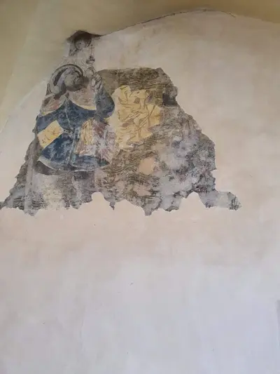 peinture partielle sur un mur badigeonné