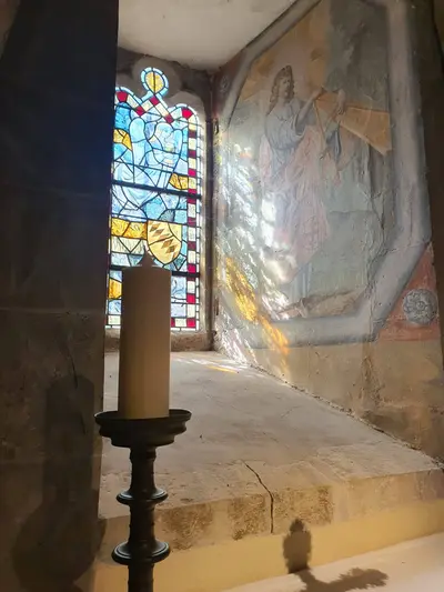 peinture dans la chapelle avec bougie et vitraux