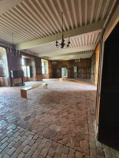 grande avec des tomettes et un plafond à la française blanc