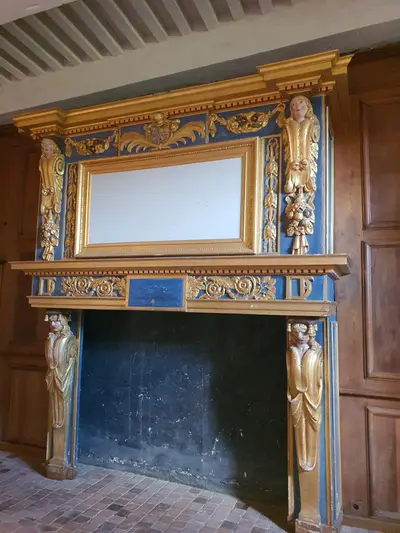 cheminée avec des dorures
