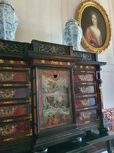 meuble avec marquèterie et tiroirs secrets