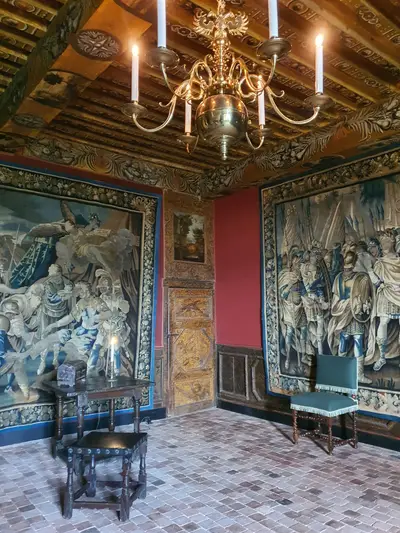 tapisseries d'Aubussson accrochées au mur