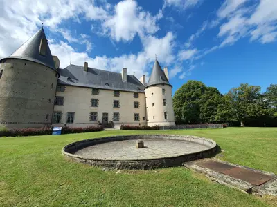 fontaine dans le parc du château de Villeneuve Lembron