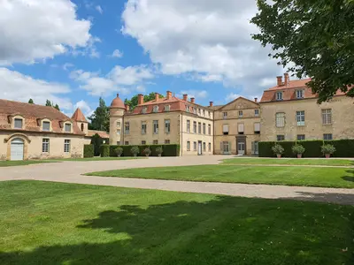 Cour d'honneur du château de Parentignat