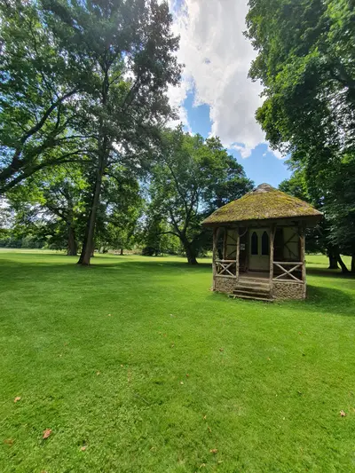 Maison de thé dans le parc du château de Parentignat