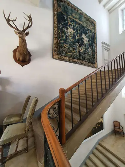tapisserie d'Aubusson et tête de cerf dans escalier