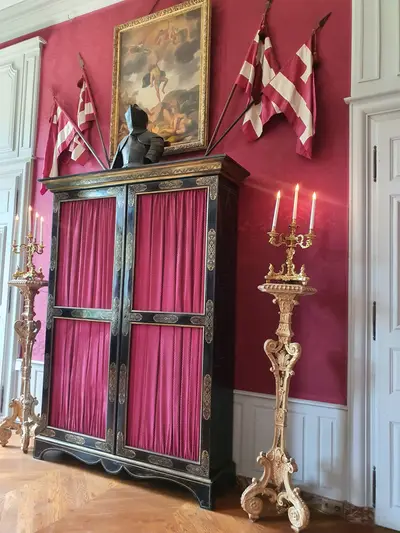 armoire et drapeaux