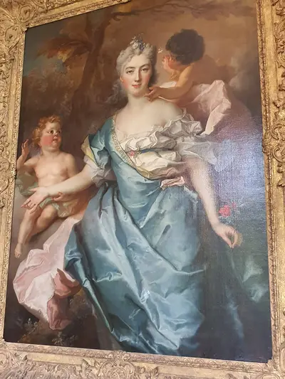 tableau femme avec une robe bleue entourée d'angelots