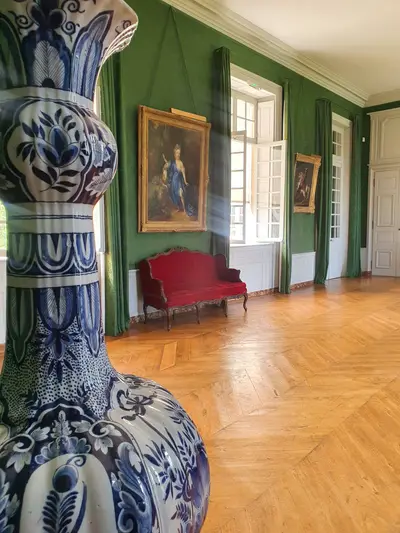 salle de bal avec grand vase chinois