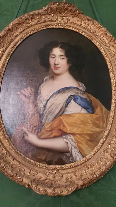Tableau d'une femme brune avec une étole dorée