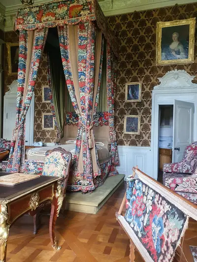 chambre lit à baldaquin avec tissu fleuri