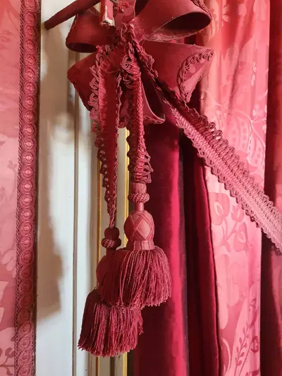 détails sur un rideau rouge