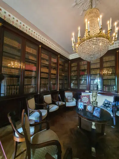 bibliothèque avec fauteuils et table