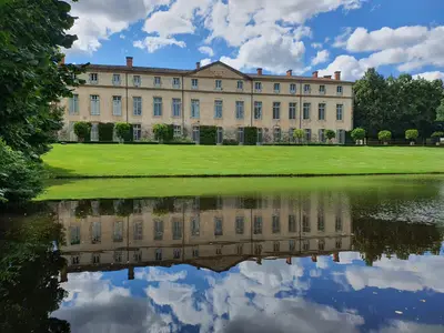 reflet du château dans l'eau du parc