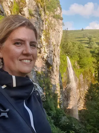 florence devant la grande cascade