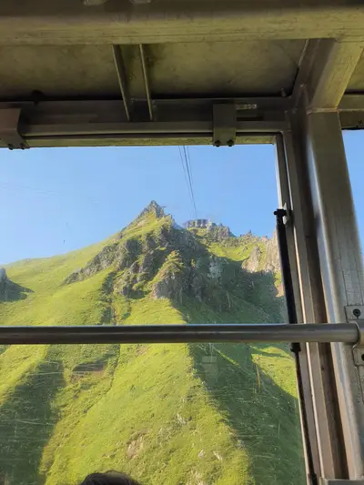 montée en téléphérique avec vue sur le Sancy
