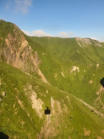 ombre de la cabine sur la montagne