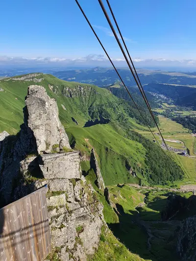 cables du téléphérique et vue vers le bas