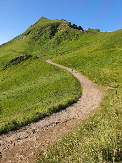 chemin menant au Puy de Sancy