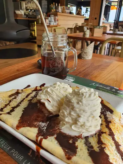 crêpe au chocolat avec de la chantilly