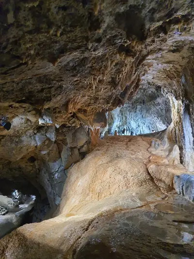 tunnel dans la grotte