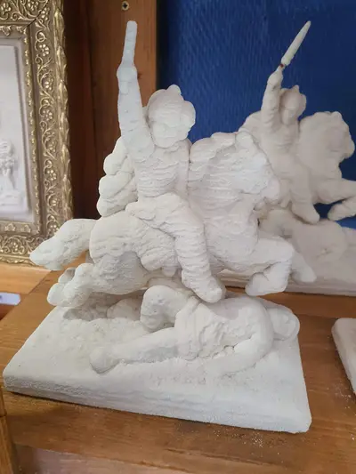 dépôts de gros minéraux sur une statue
