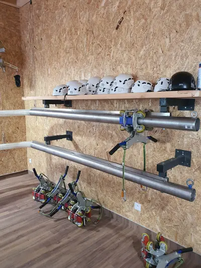 casques pour la descente en tyrolienne