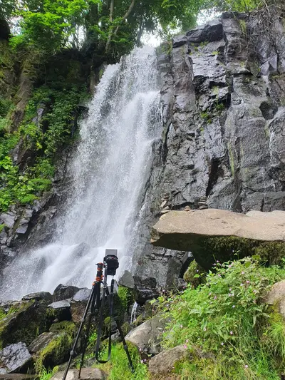 cascade avec appareil photo et trépied pour une pose longue