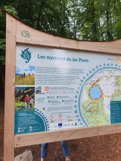panneau informatif sur le lac pavin