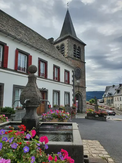 place du village avec l'église et la fontaine
