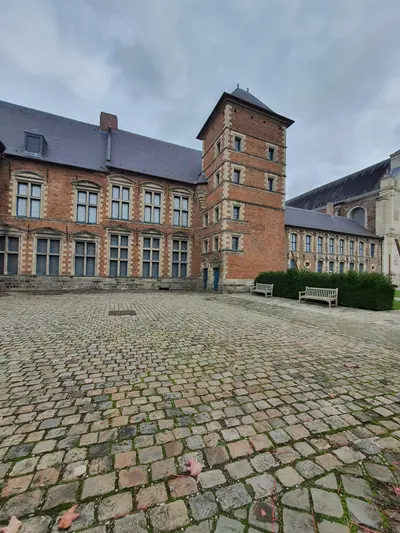 cour pavée et bâtiments du musée