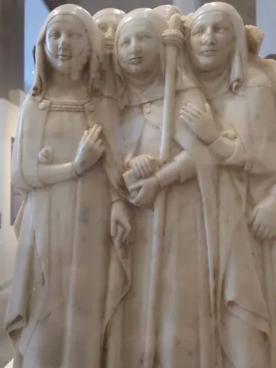 statue de religieuses