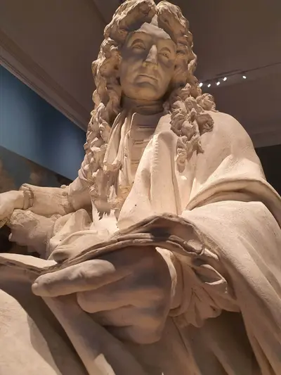 statue d'un homme avec un livre
