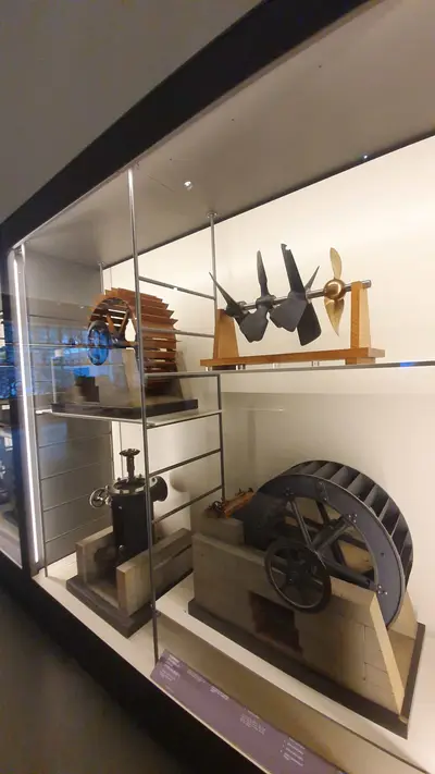 Objets techniques dans la galerie des sciences
