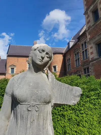 statue brisée d'une femme dans la cour du musée
