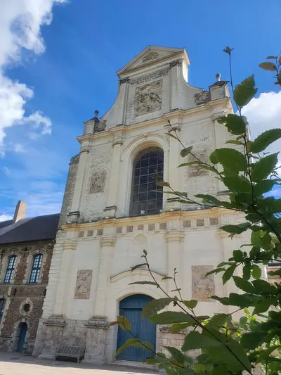 feuilles vertes devant la chapelle