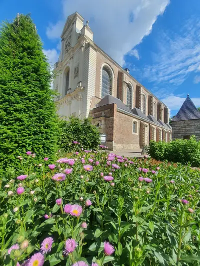 fleurs roses devant la chapelle