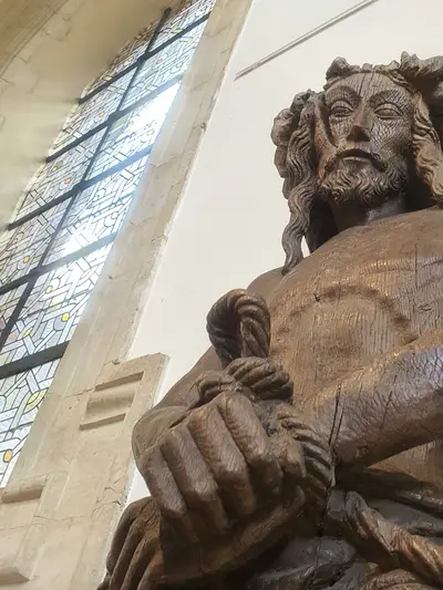 statue en bois de Jésus avec les mains liées