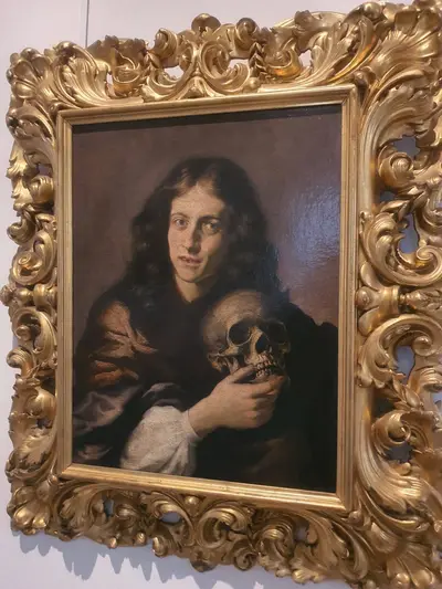 homme avec un crâne dans la main