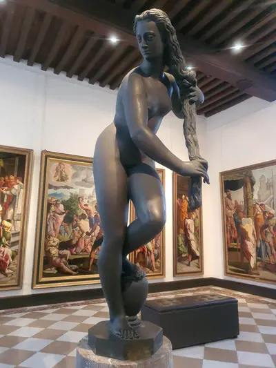 femme debout nue se lavant les cheveux