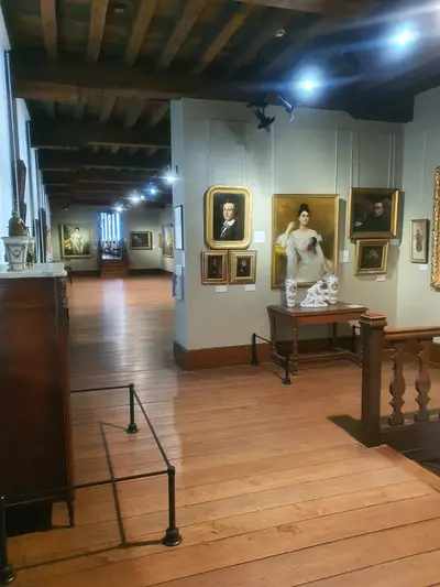 nombreux tableaux et mobilier
