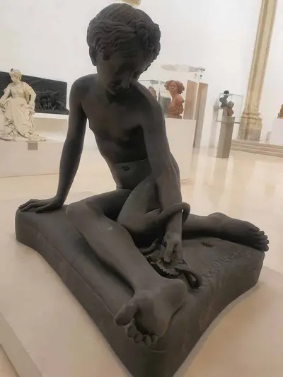 statue d'un enfant enchaîné